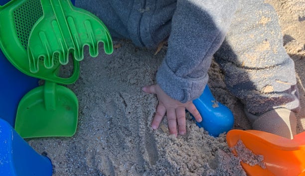 Ein Kind im Sandkasten
